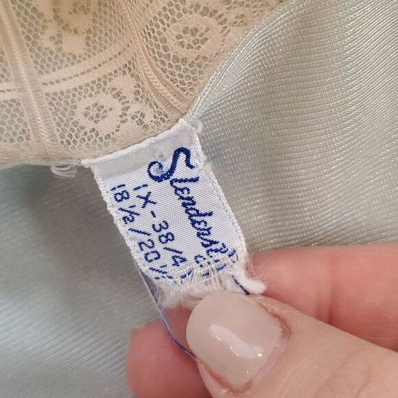 Slenders | Lace House Robe - Picture 9 of 9